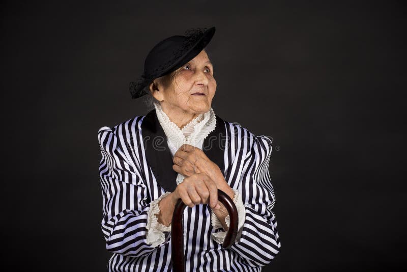 Παλαιό grandma σε ένα άσπρος-μαύρο ριγωτό σακάκι στοκ εικόνες με δικαίωμα ελεύθερης χρήσης